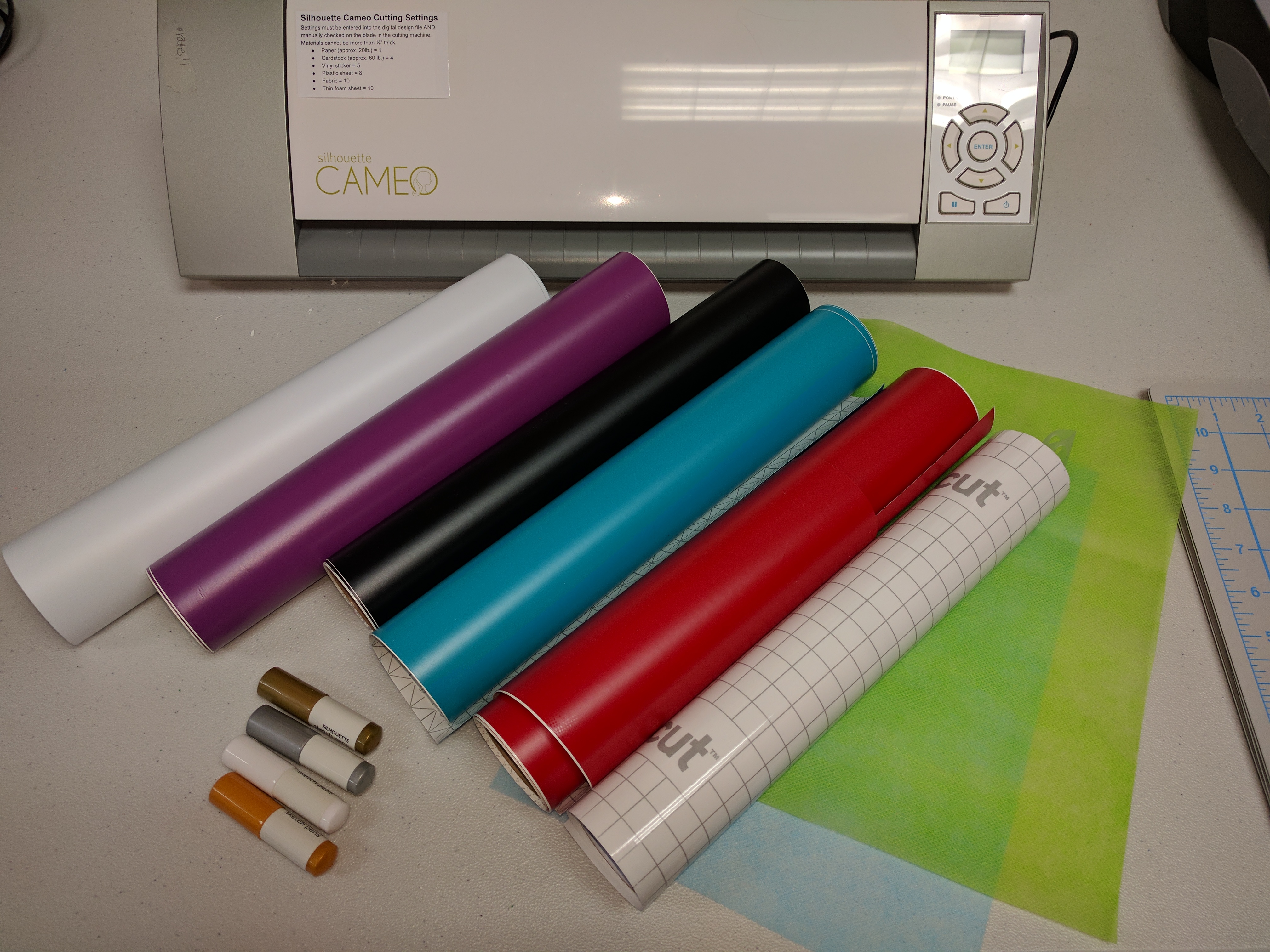 2D paper/vinyl cutting machine and assorted material options